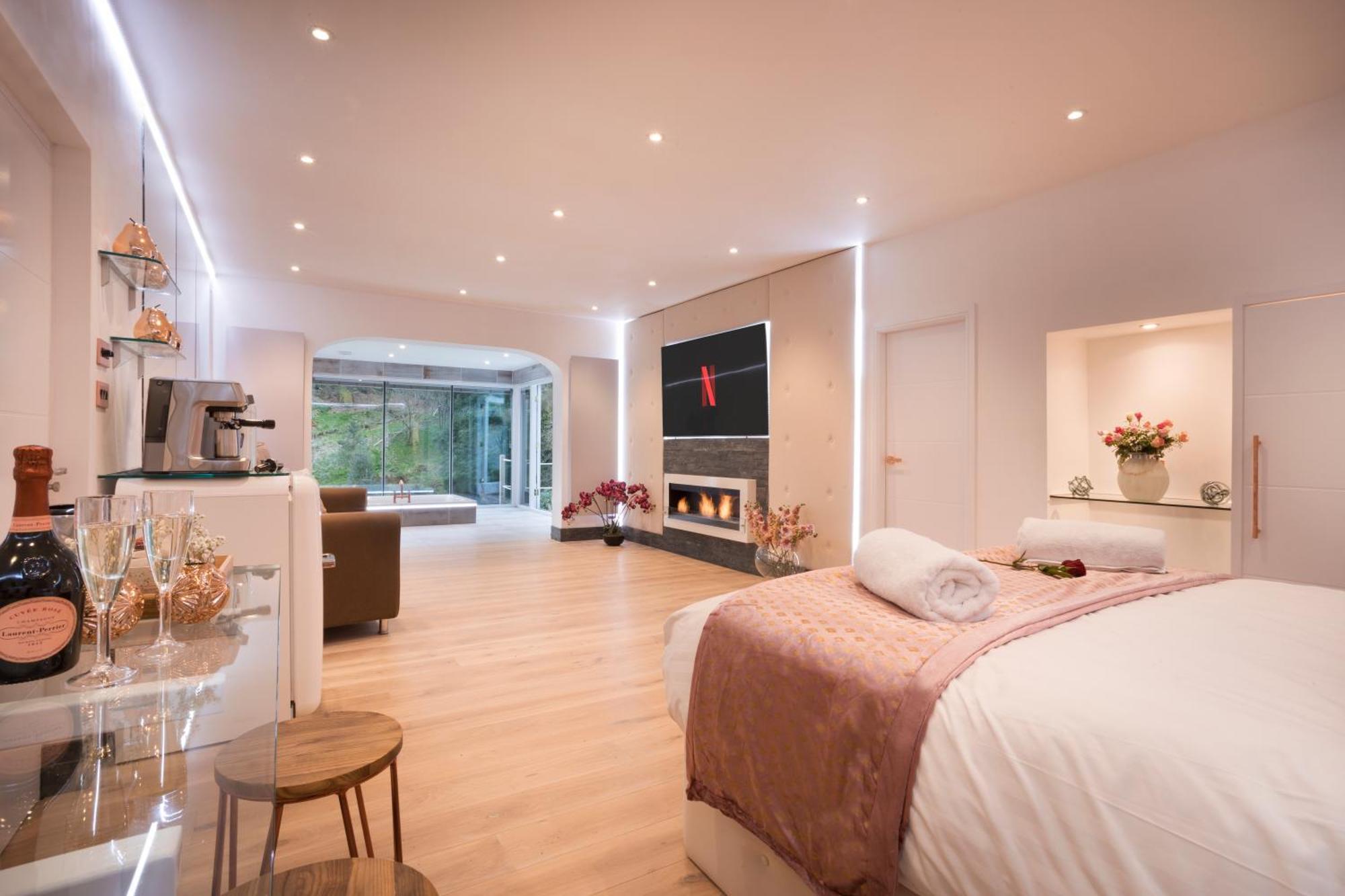 Aphrodites Group - Luxury Hot Tub Suites In Central Lake District! Боунес он Уиндърмиър Екстериор снимка