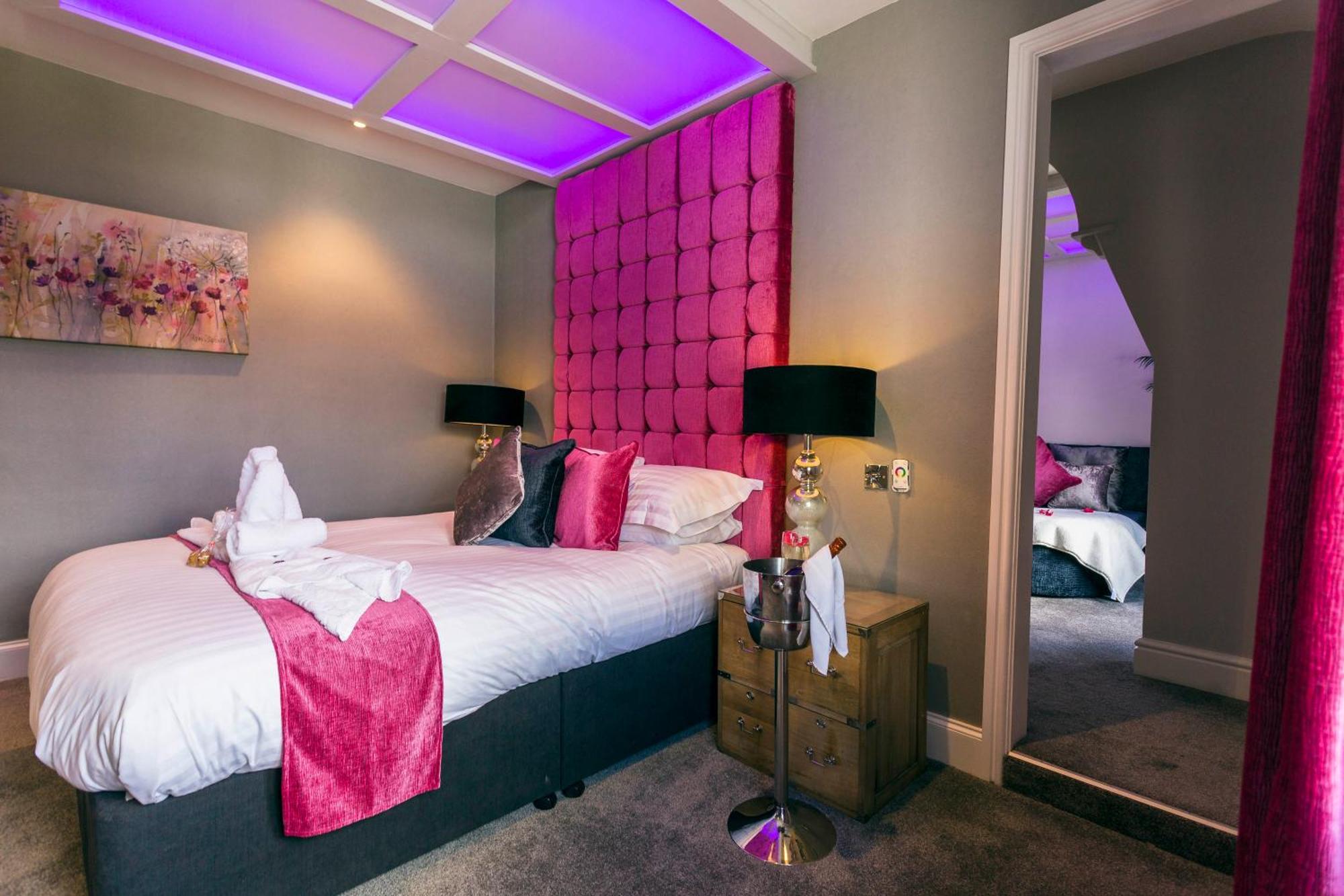 Aphrodites Group - Luxury Hot Tub Suites In Central Lake District! Боунес он Уиндърмиър Екстериор снимка