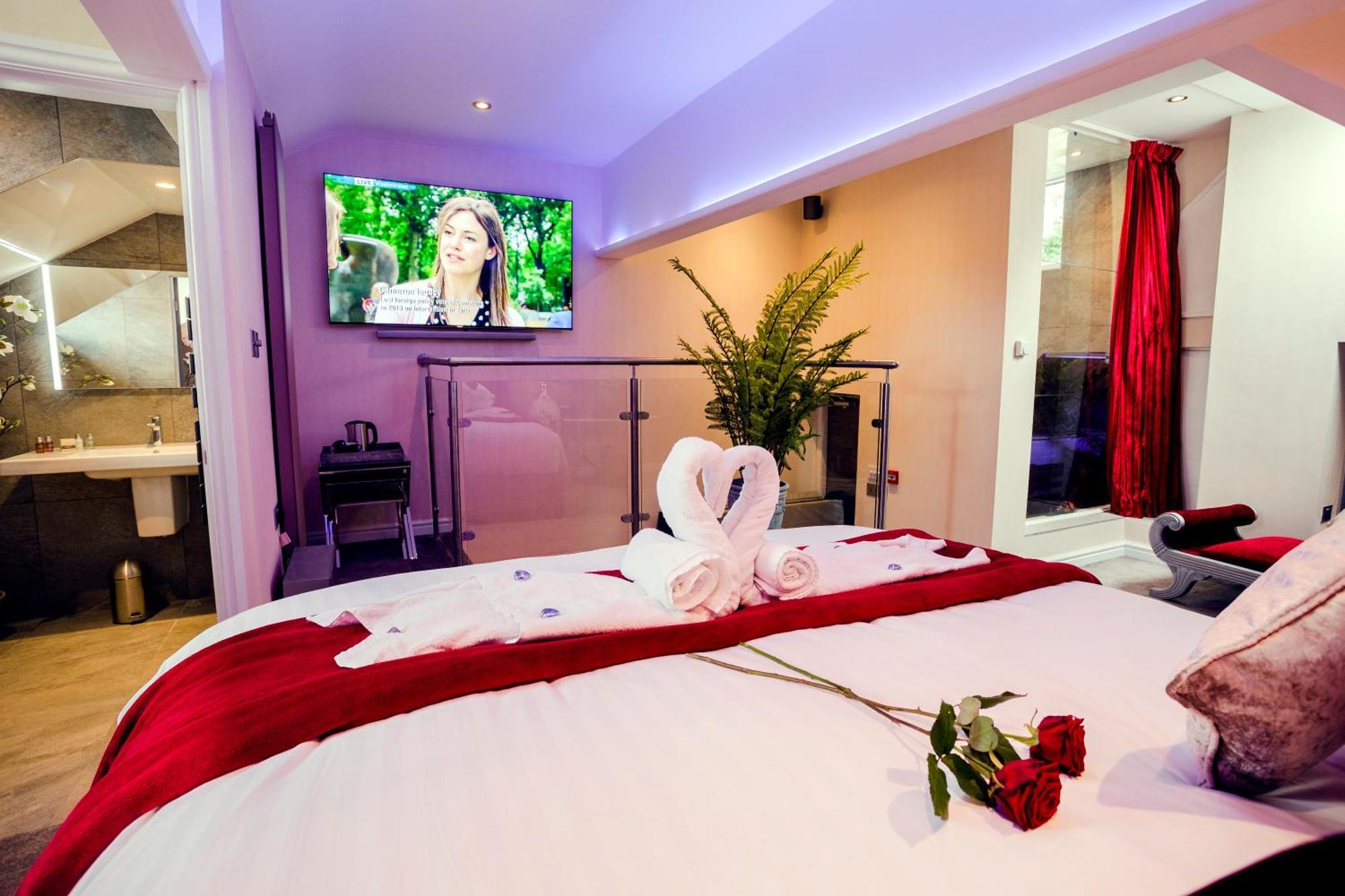 Aphrodites Group - Luxury Hot Tub Suites In Central Lake District! Боунес он Уиндърмиър Екстериор снимка